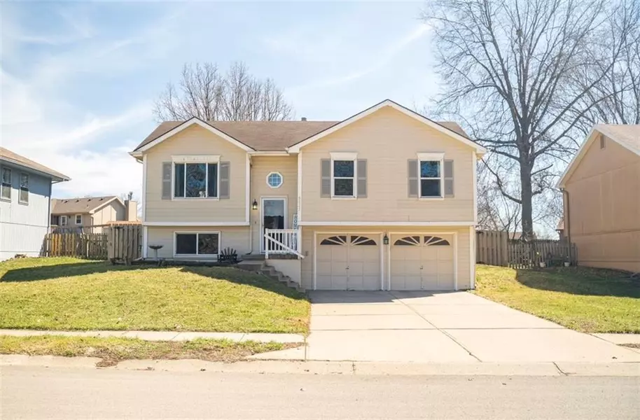 8823 NE 74th TER, Kansas City, MO 64158