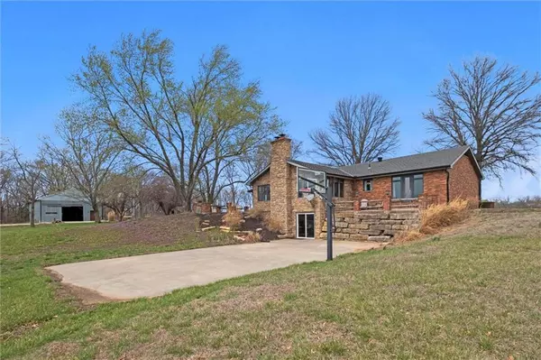 Baldwin City, KS 66006,1537 N 300 RD