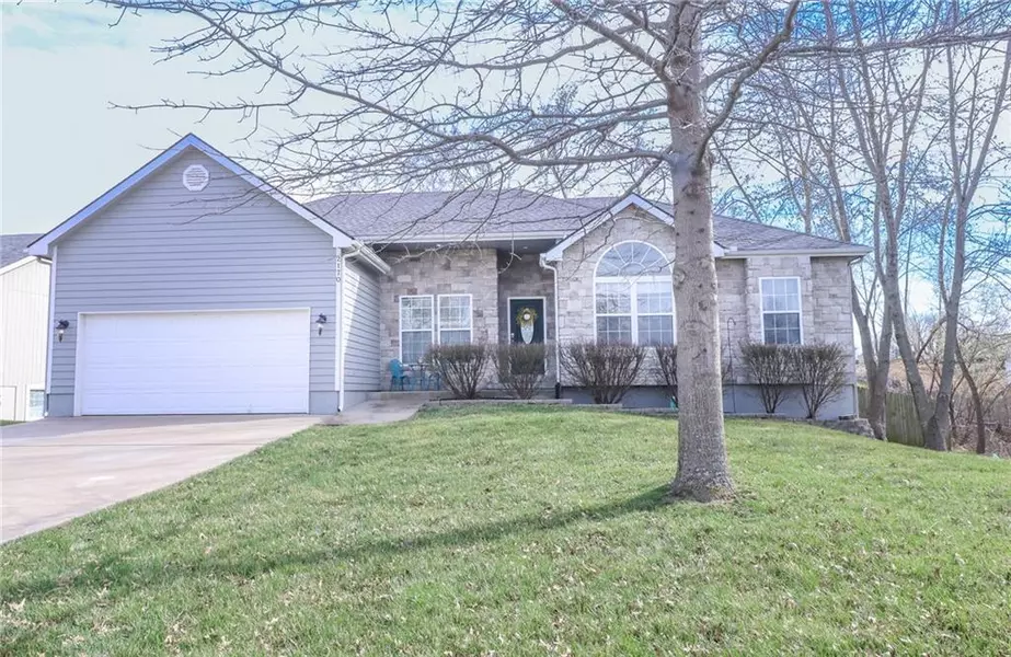 2170 Rock Creek DR, Tonganoxie, KS 66086