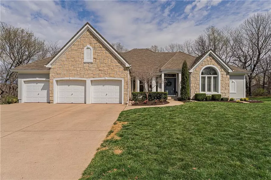 100 W Highland Ridge CIR, Belton, MO 64012