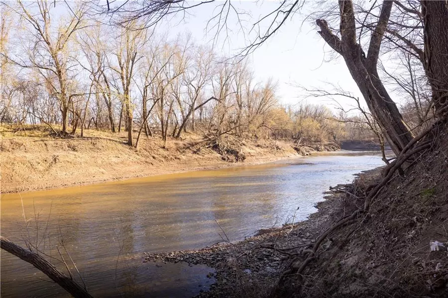 000 Hedge LN, Paola, KS 66071
