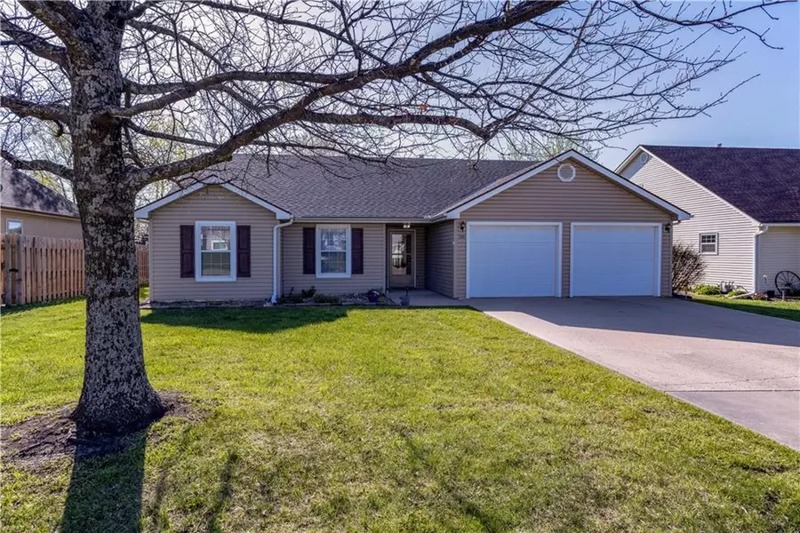 1306 S Raintree DR, Tonganoxie, KS 66086