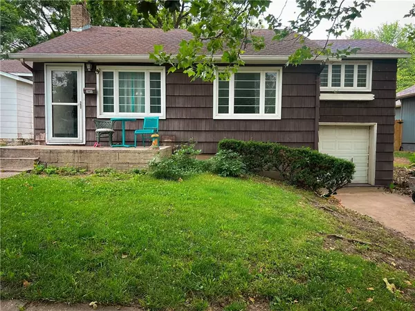 1124 Pacific AVE, Osawatomie, KS 66064