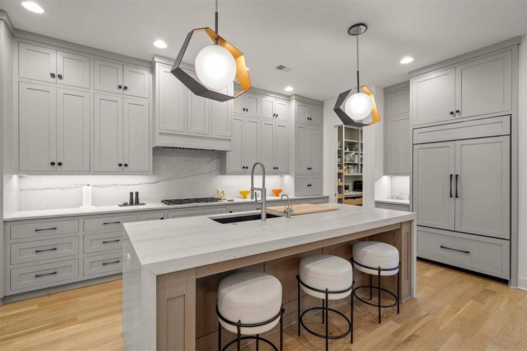 Prairie Village, KS 66207,5303 Meadowbrook Pkwy