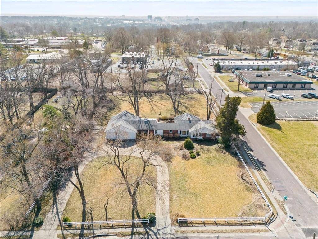Overland Park, KS 66204,6909 W 82nd ST