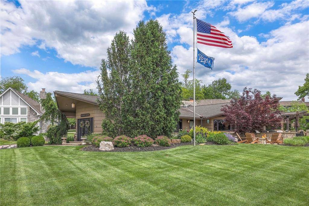 101 Algonquin DR, Lake Winnebago, MO 64034