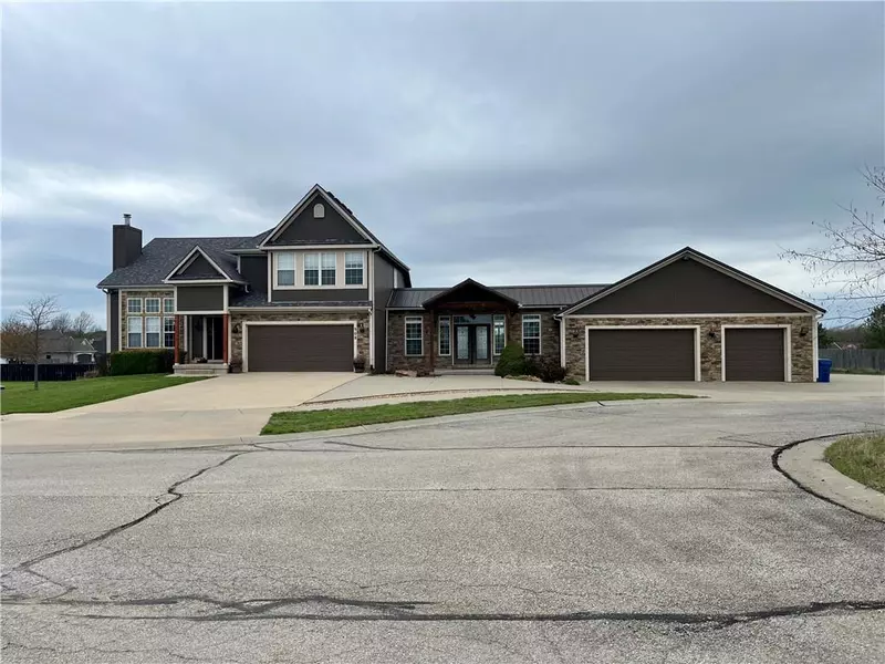 908 Cedar CT, Paola, KS 66071