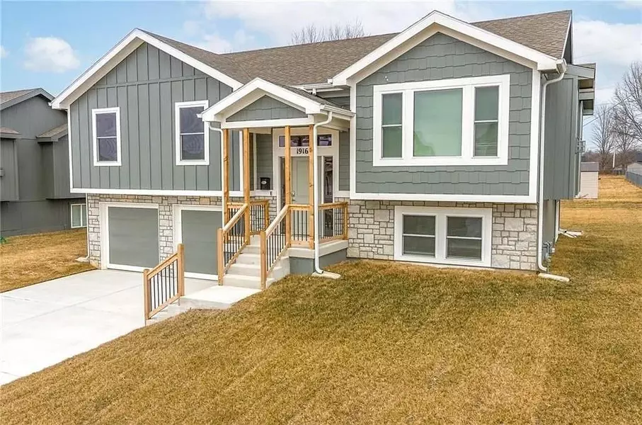 1916 Eagle DR, Harrisonville, MO 64701