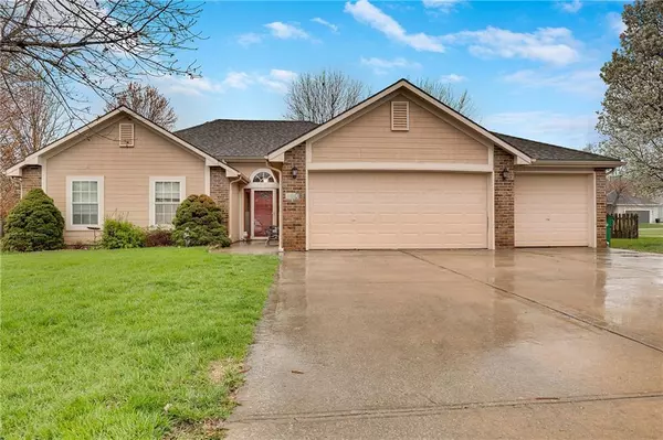 1608 SE Hocker ST, Lee's Summit, MO 64081