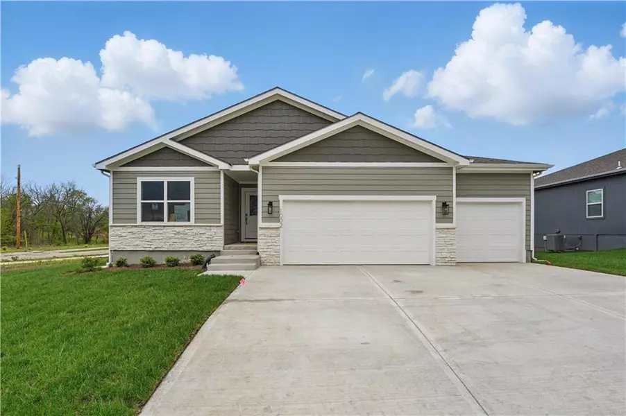 1002 Branchwood LN, Raymore, MO 64083
