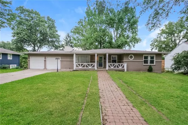 913 Ridgeway DR, Liberty, MO 64068