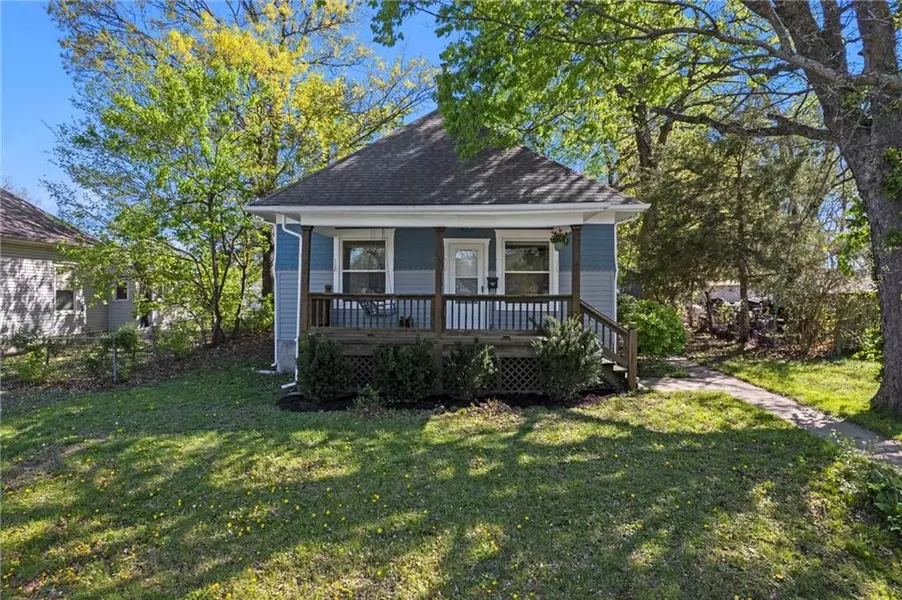 105 E Ottawa ST, Paola, KS 66071