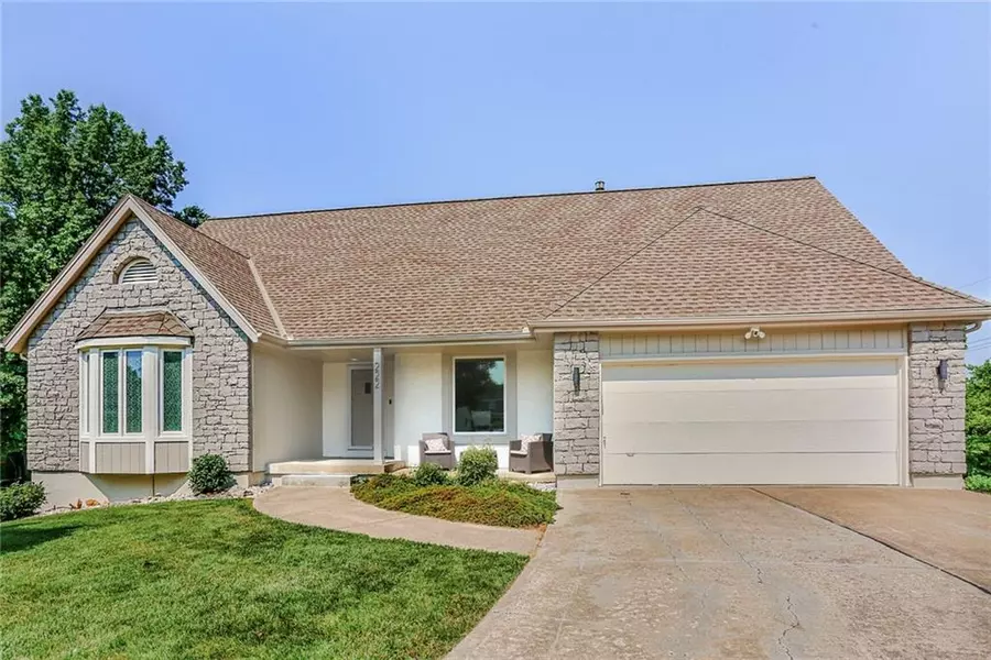 222 Chippewa LN, Lake Winnebago, MO 64034