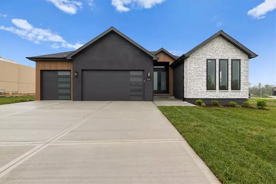 2222 SW Heartland CT, Lee's Summit, MO 64082