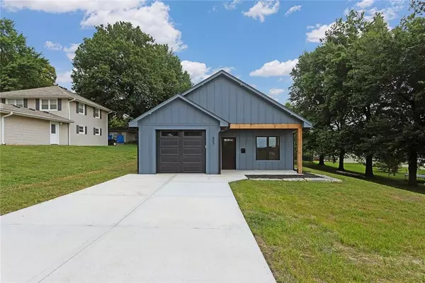 807 W Pleasant ST, Odessa, MO 64076