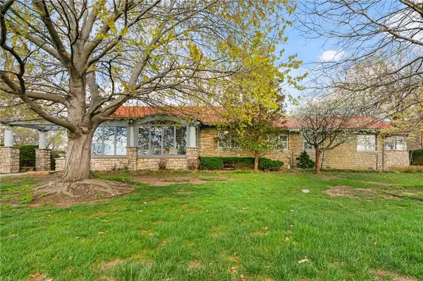 6721 Santa Fe DR, Overland Park, KS 66204