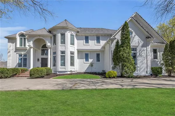 1723 Lake Alvamar DR, Lawrence, KS 66047