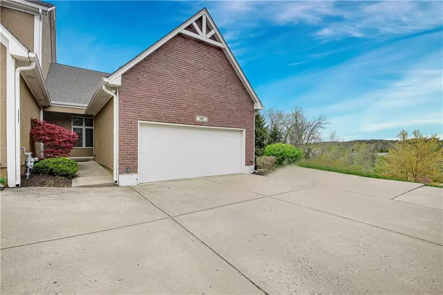 190 Pointe DR, Gladstone, MO 64116