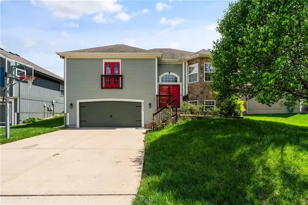 9517 N Adrian PL, Kansas City, MO 64154