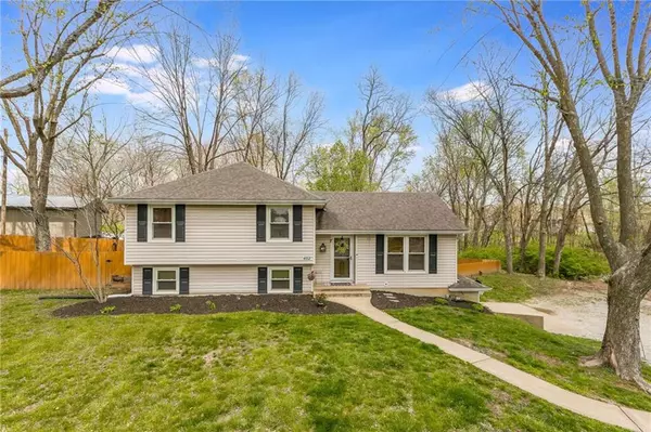 402 Campbell CT, Liberty, MO 64068