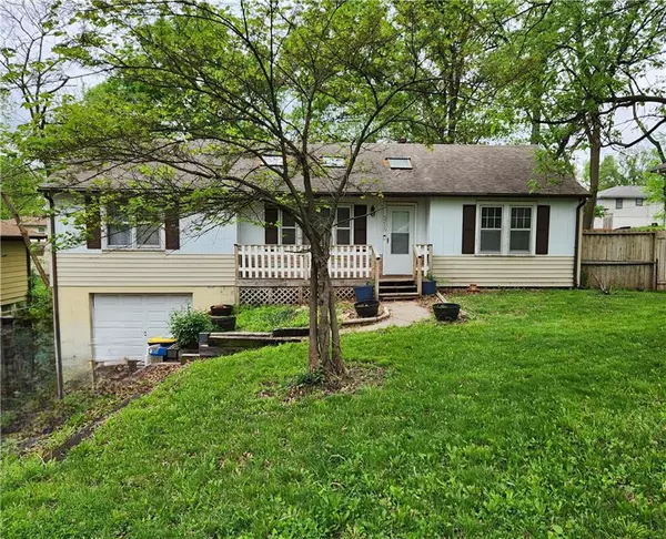 5215 NE 46th ST, Kansas City, MO 64117