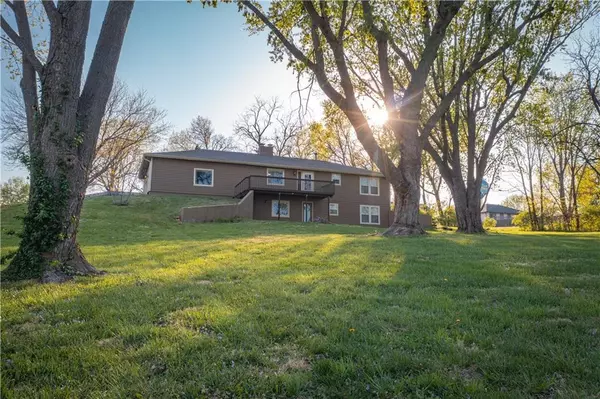 206 meadowlark LN, Ozawkie, KS 66070