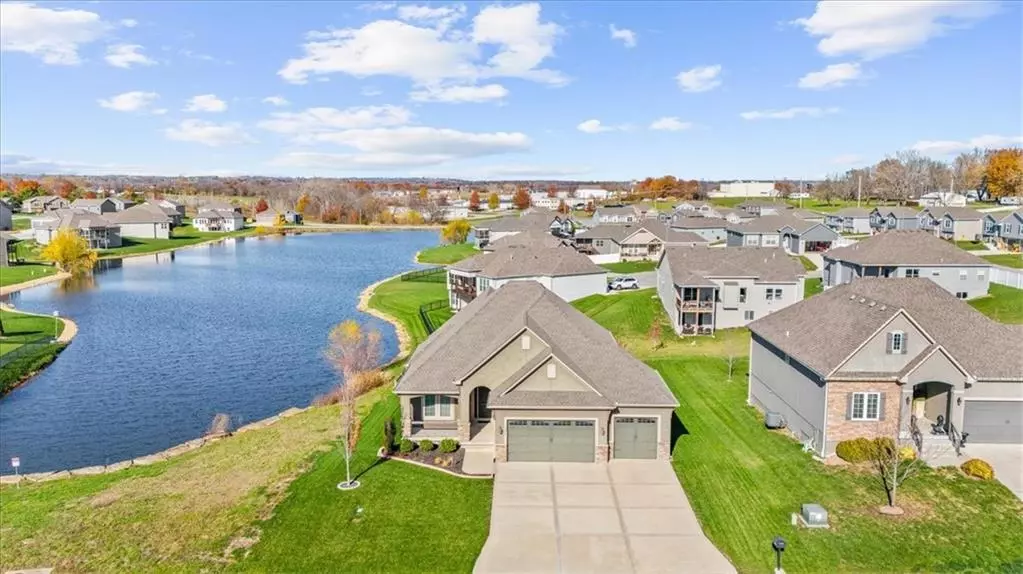 1104 SW 8th ST, Oak Grove, MO 64075