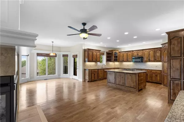 10505 NW River Hills DR, Parkville, MO 64152