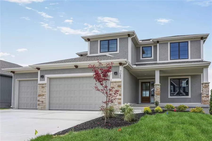 7080 NW Forest Lakes DR, Parkville, MO 64152