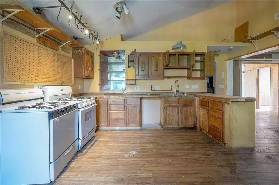 626 NE 41st TER, Kansas City, MO 64116