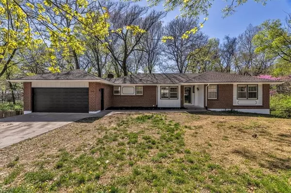 1484 Hemlock DR, Liberty, MO 64068