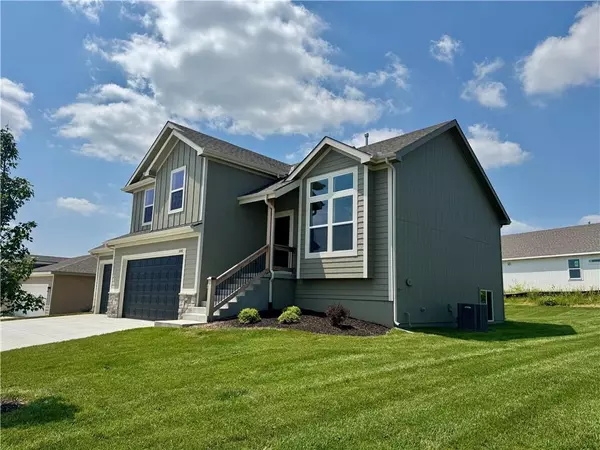 1640 Grayhawk DR, Basehor, KS 66007
