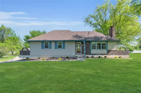 7 Lakevue DR, Gower, MO 64454