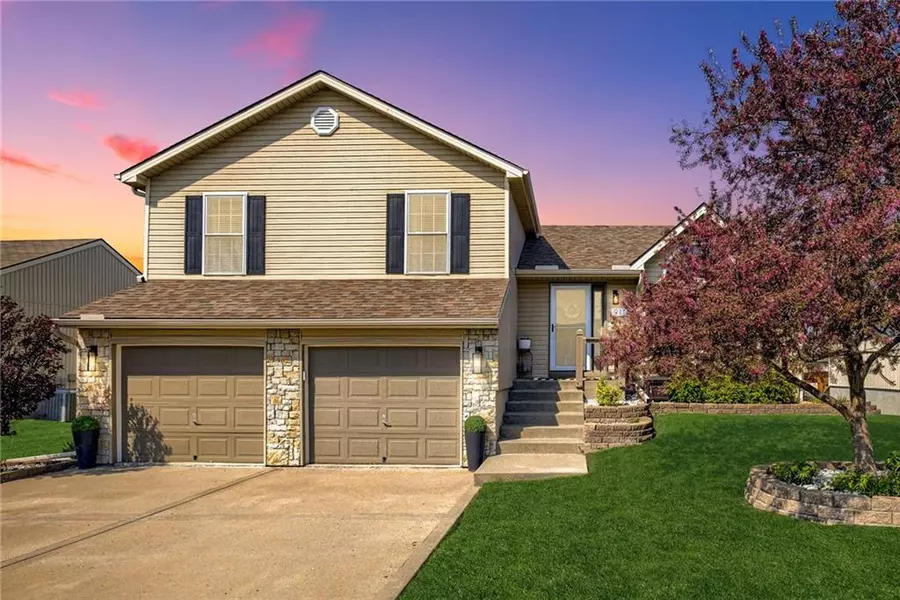 9114 N Mersington AVE, Kansas City, MO 64156