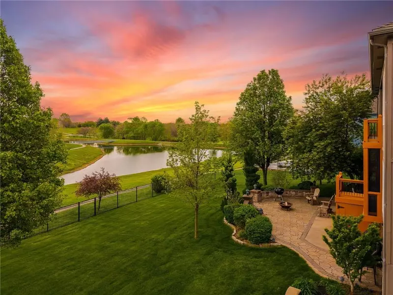 8045 NW Emerald CT, Parkville, MO 64152