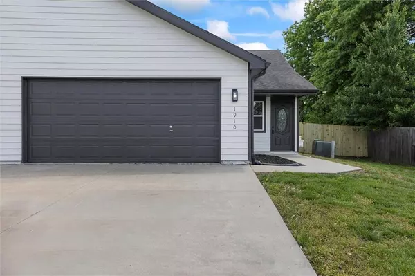 1910 Joles DR, Tonganoxie, KS 66086