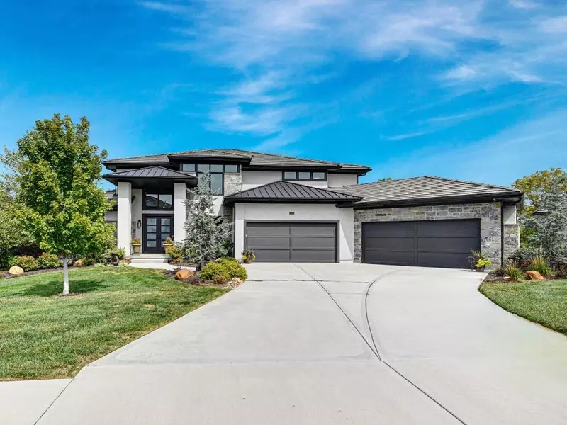 25260 W 104th PL, Olathe, KS 66061