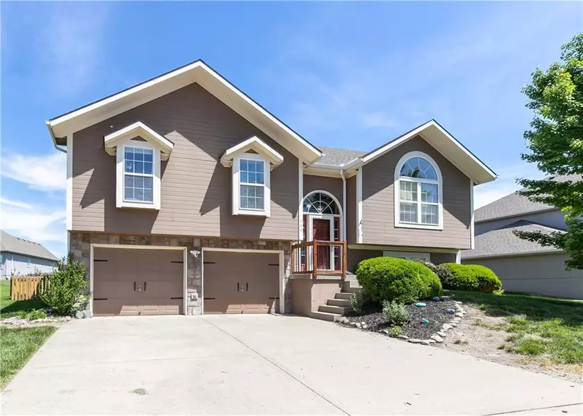 906 W 7TH AVE, Kearney, MO 64060