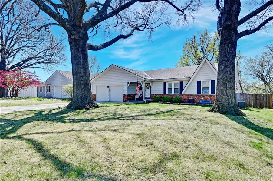 8917 W 94 ST, Overland Park, KS 66212