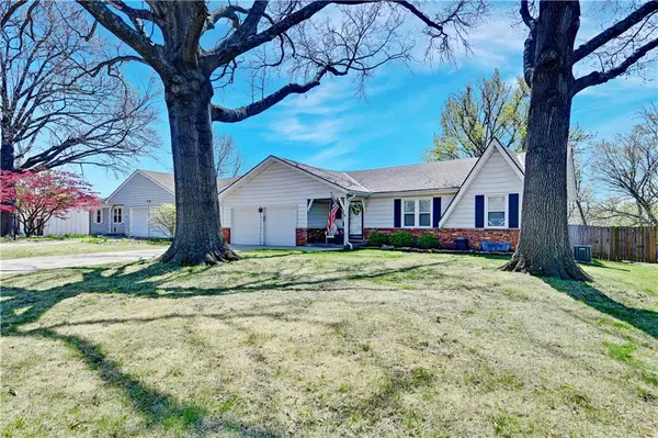 8917 W 94 ST, Overland Park, KS 66212