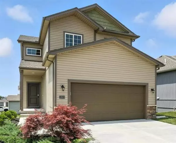 12512 S Parkwood LN, Lee's Summit, MO 64086