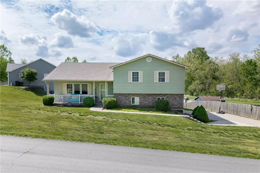 102 W Swenson DR, Savannah, MO 64485