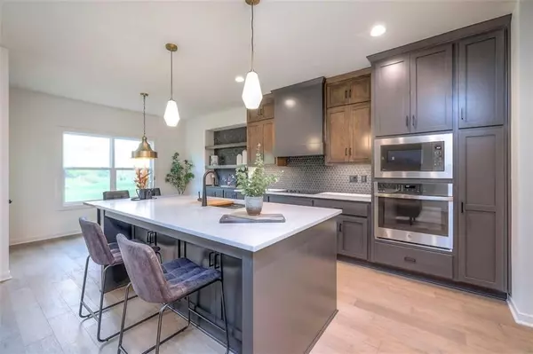 16567 S Stagecoach ST, Olathe, KS 66062