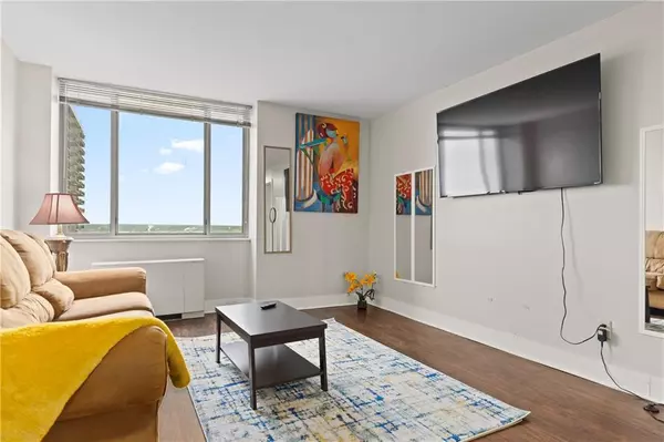 Kansas City, MO 64106,600 E 8th Street ST #3G