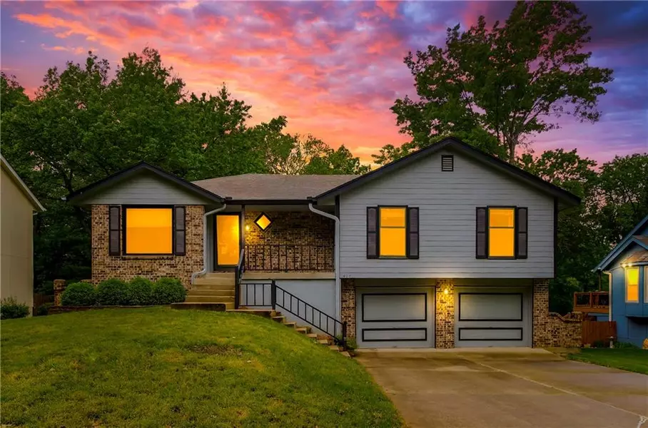 408 SE Brownfield DR, Lee's Summit, MO 64063