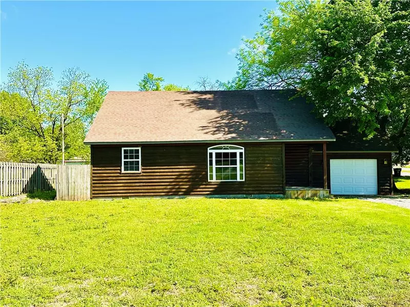 801 N Cayuga ST, Frontenac, KS 66763