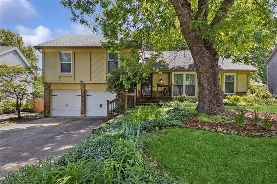 8943 Twilight LN, Lenexa, KS 66219