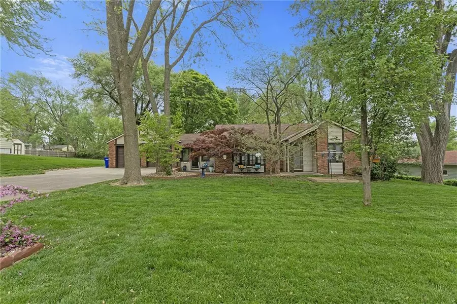 501 NE 74th TER, Kansas City, MO 64118