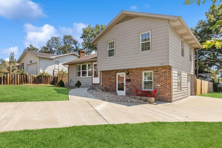 8617 W 92ND ST, Overland Park, KS 66212