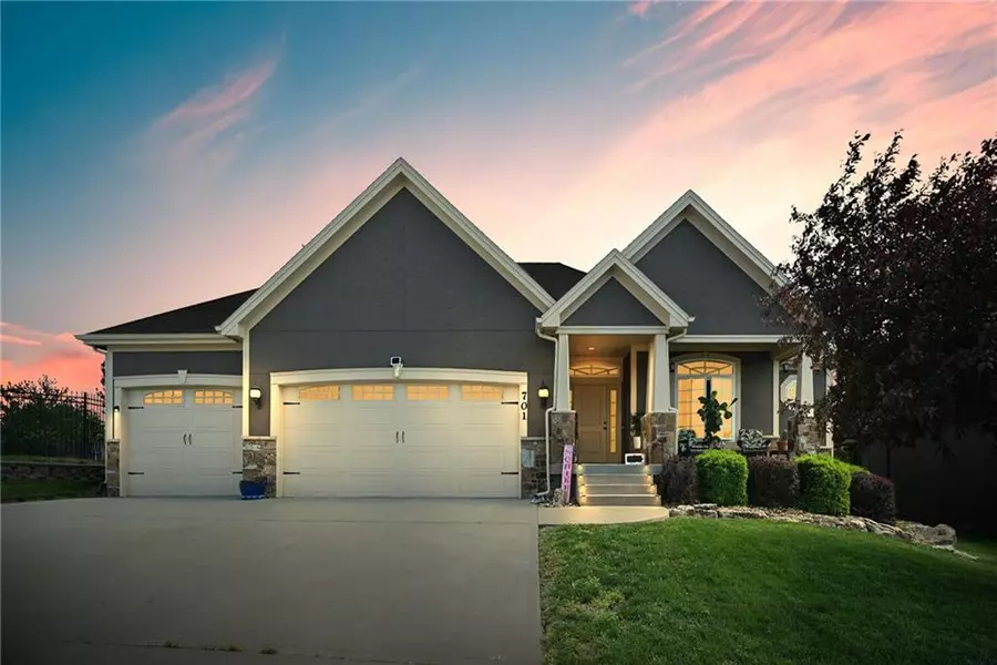 701 Crestridge DR, Kearney, MO 64060